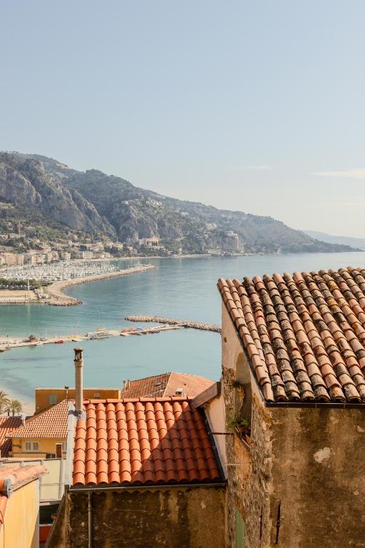 une vue sur l'eau depuis les toits des bâtiments dans l'établissement Duplex Vieille ville - SEA VIEW, à Menton
