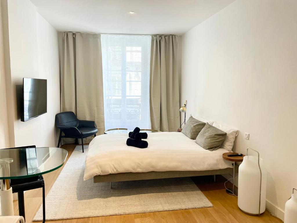 une chambre avec un lit et une table en verre dans l'établissement Saint-Germain Prestige - Luxury Parisian Hideaway, à Paris