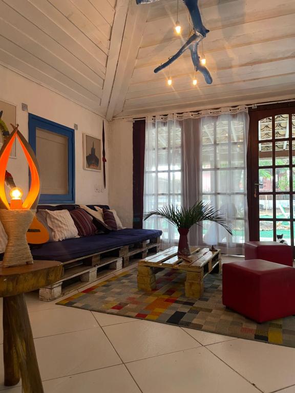 a living room with a couch and a table at Raizes Chill House in Búzios