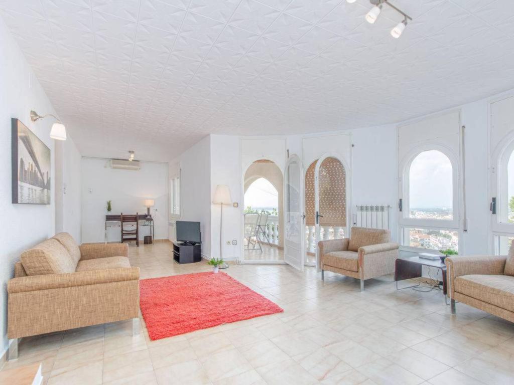 - un salon avec deux chaises et un tapis rouge dans l'établissement Vubel Modern Villa, à Saint-Tropez