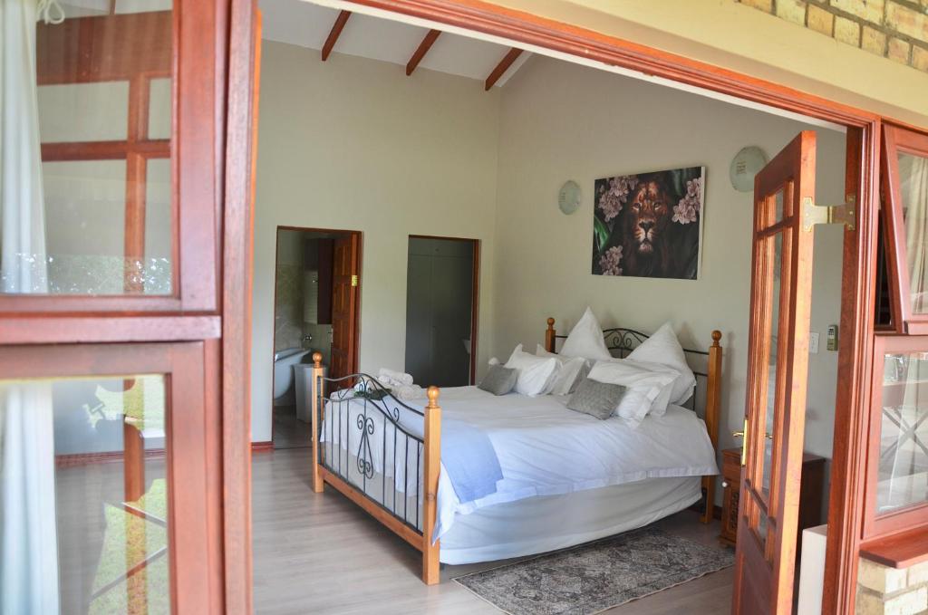 Postel nebo postele na pokoji v ubytování Muqurati Lodge - Dinokeng Game Reserve