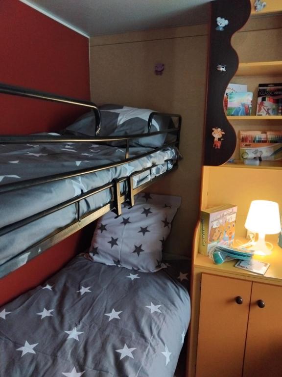 Postel nebo postele na pokoji v ubytování mobil home LA HUPPE