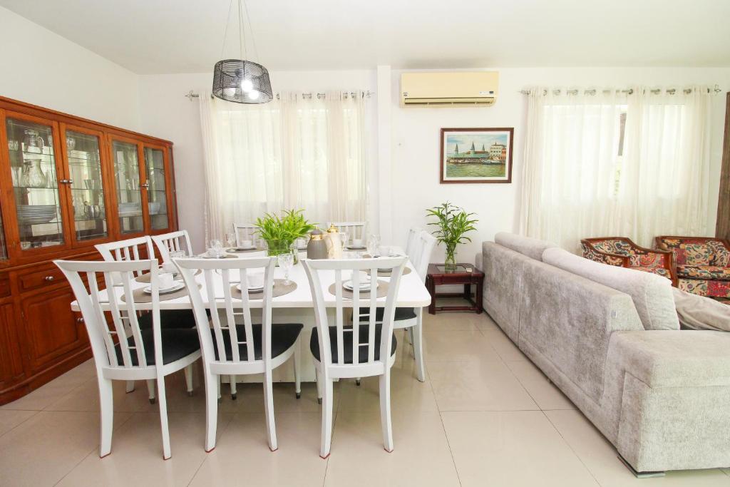 a living room with a table and a couch at Casa do Curió Dourado in Ananindeua