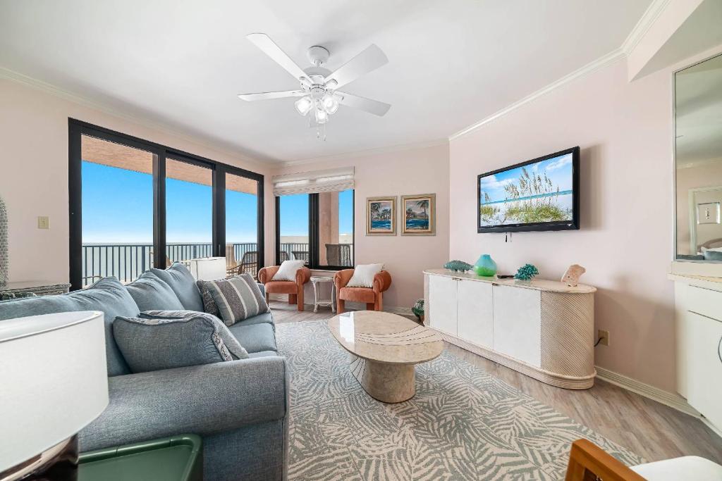 een woonkamer met een bank en een tafel bij Four Seasons 904W in Orange Beach