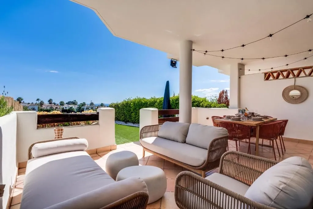 Luxury apartment Sunset Golf with spacious private garden & seaview