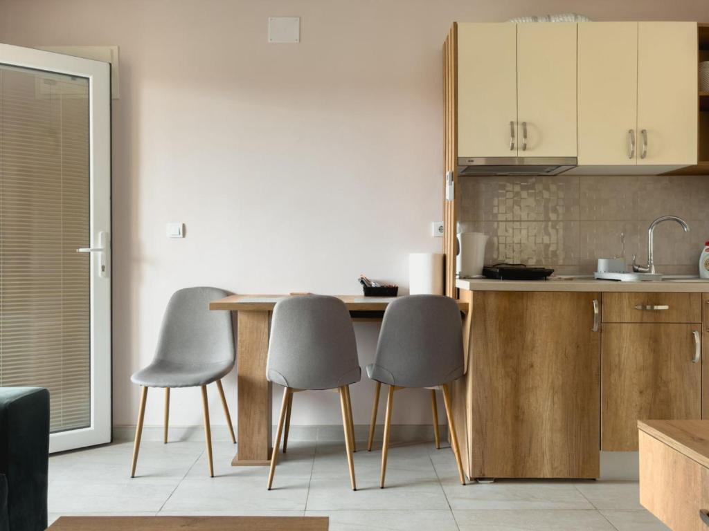 Kuchyň nebo kuchyňský kout v ubytování Apartmani AquaMarine