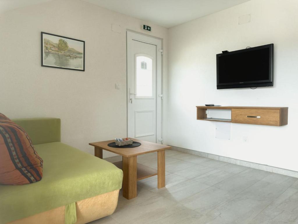 TV a/nebo společenská místnost v ubytování Apartmani AquaMarine