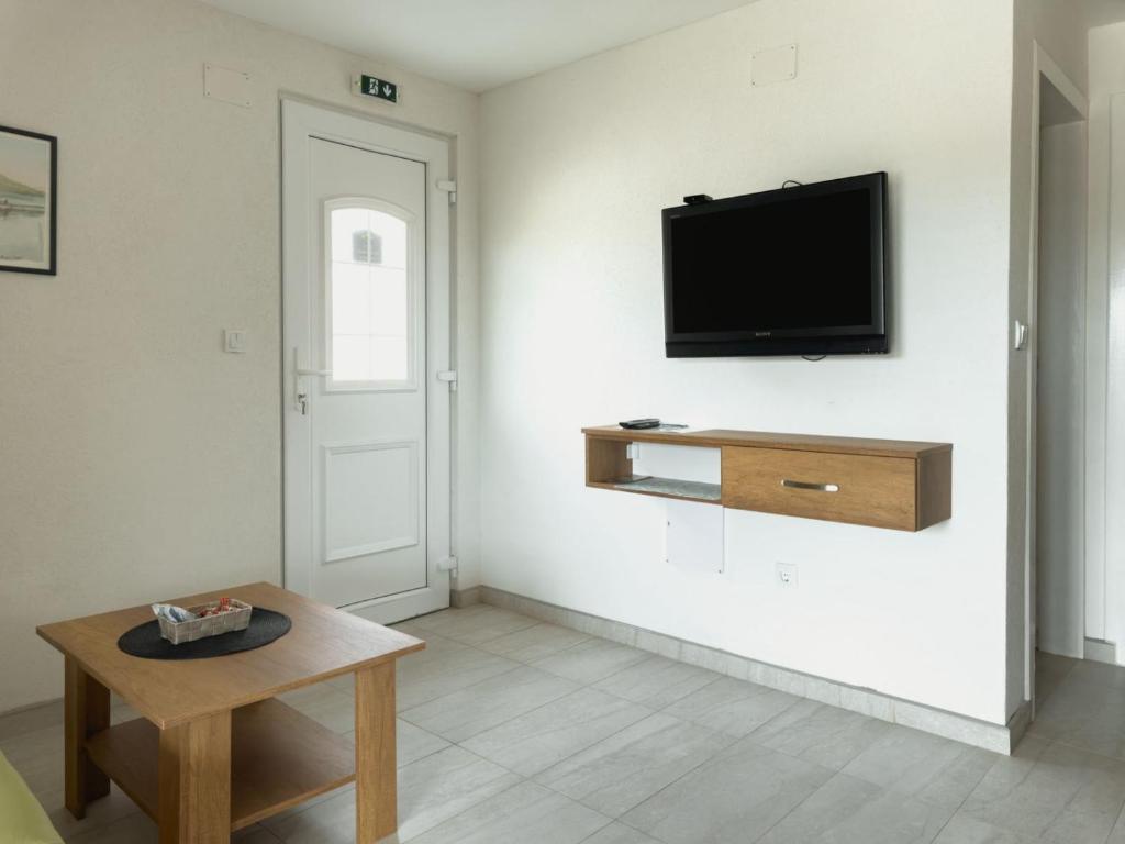 TV a/nebo společenská místnost v ubytování Apartmani AquaMarine