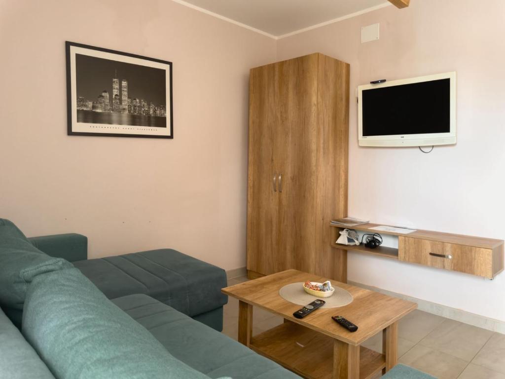 TV a/nebo společenská místnost v ubytování Apartmani AquaMarine