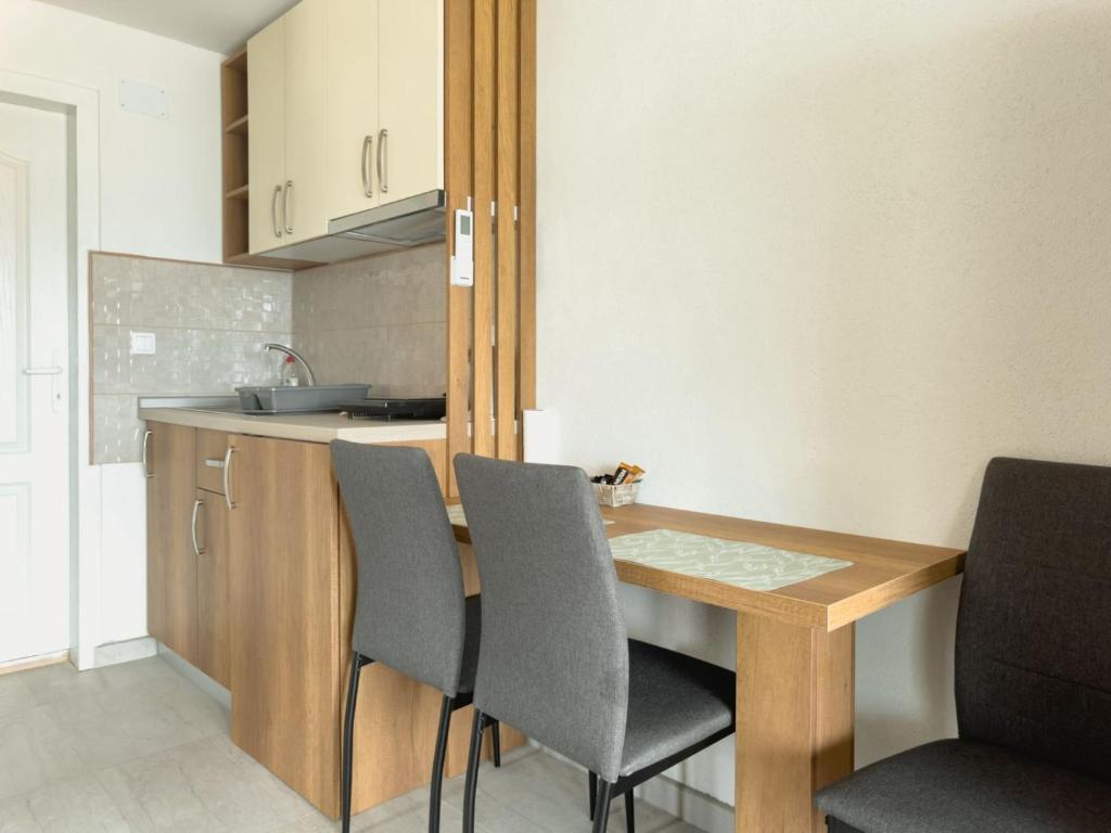 Kuchyň nebo kuchyňský kout v ubytování Apartmani AquaMarine