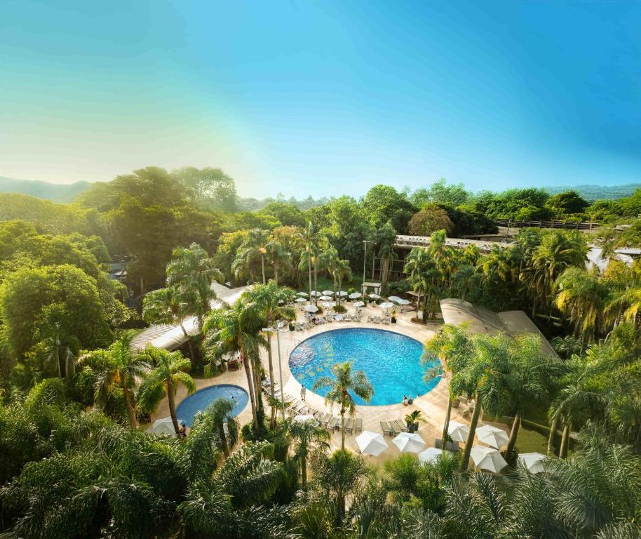 フォス・ド・イグアスにあるVivaz Cataratas Hotel Resortのプールとヤシの木があるリゾートの空中ビュー