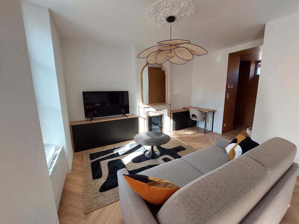 Televisyen dan/atau pusat hiburan di Le Gally 55m2, Cœur de ville avec garage!