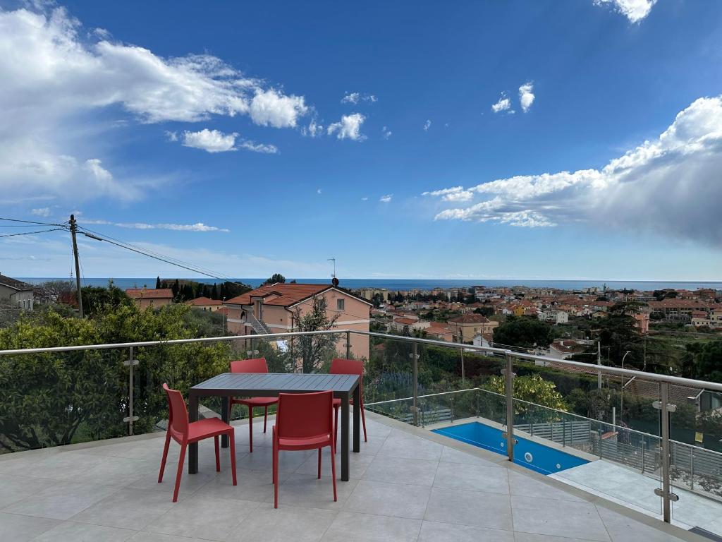Il Relax con Vista Mare - Free Parking, Wi-Fi في لوانو: طاولة وكراسي على شرفة ذات إطلالة