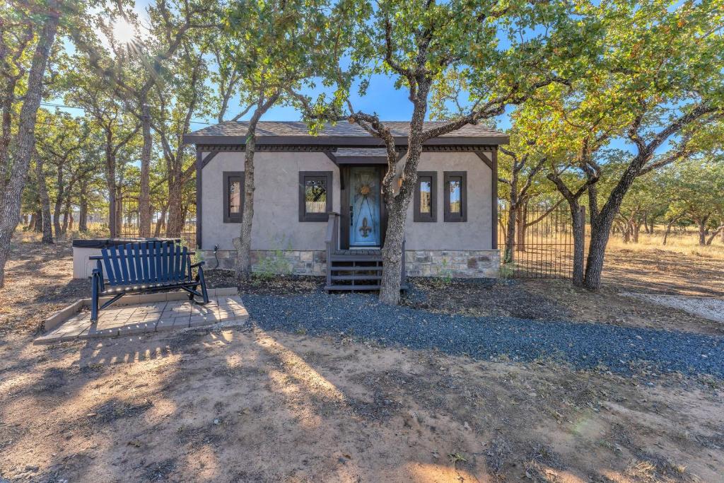 En have udenfor Pet Friendly Cottage w/Hot-Tub 10-Mins to Downtown