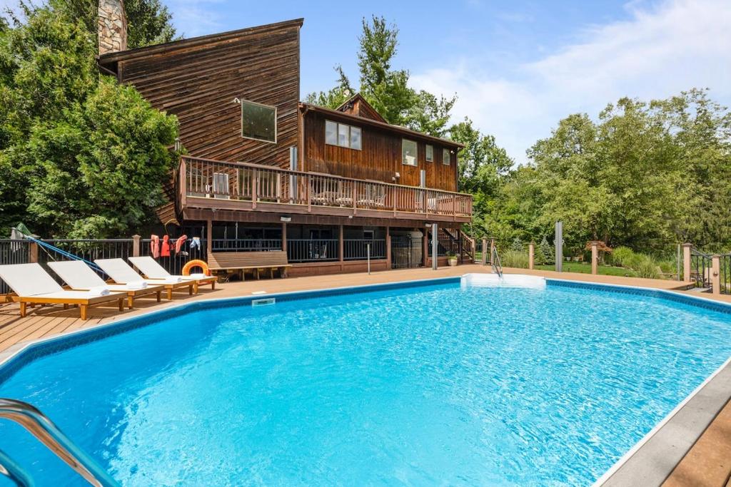 Upper Saddle River Resort w Pool, Hot Tub & Lake في Airmont: منزل به حوض سباحة أمام المنزل