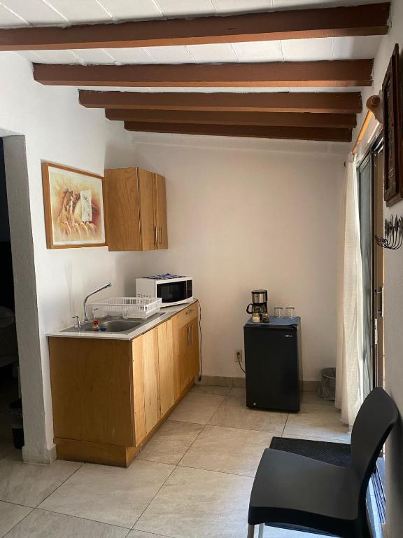 una cucina con lavandino e piano di lavoro di Posada Casa Topiltzin a Tepoztlán