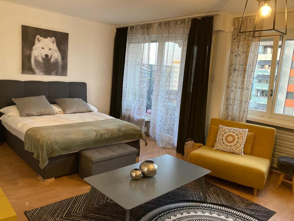 a bedroom with a bed and a couch and a table at Appartement 1,5 pces in Fribourg