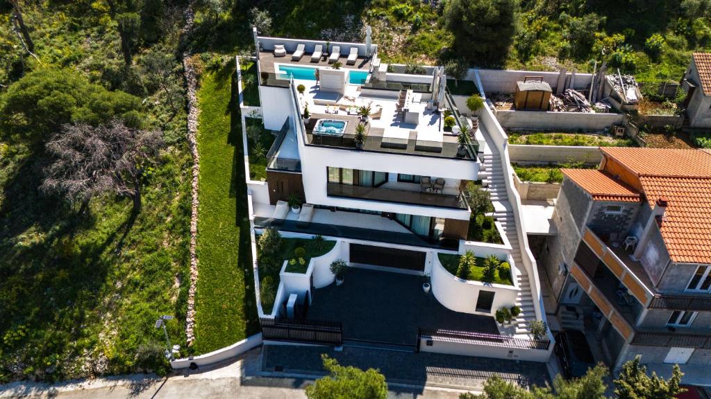 特罗吉尔Luxury Villa Trogir Hills的豪宅的空中景观