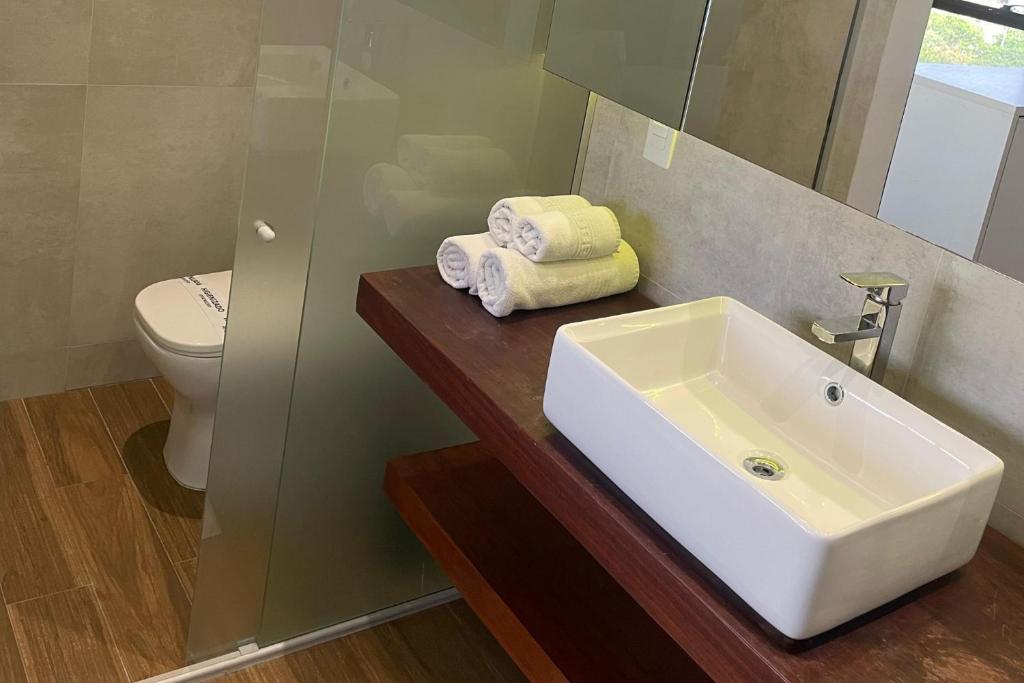 Um banheiro em Reserva Madero Loft Natal Hotel