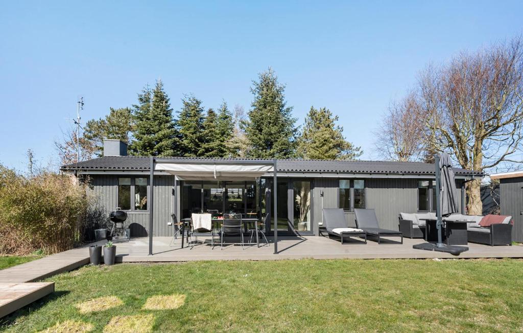 Bøtø Byにある4 Bedroom Stunning Home In Væggerløseのデッキとパティオのある家