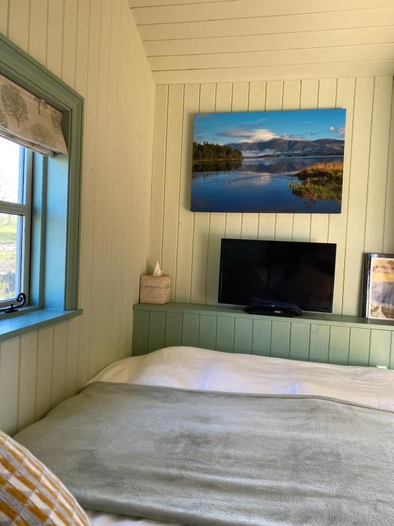 Postel nebo postele na pokoji v ubytování Sunset Snug Shepherd hut