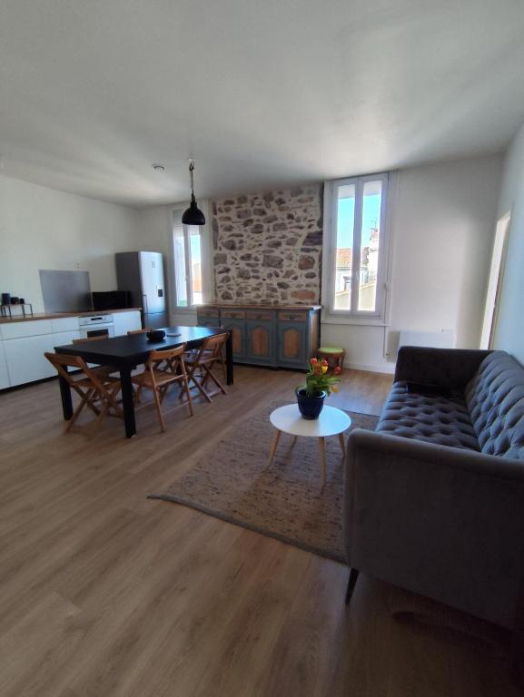 un salon avec un canapé et une table dans l'établissement Authentic neighborhood! Central, à Sète