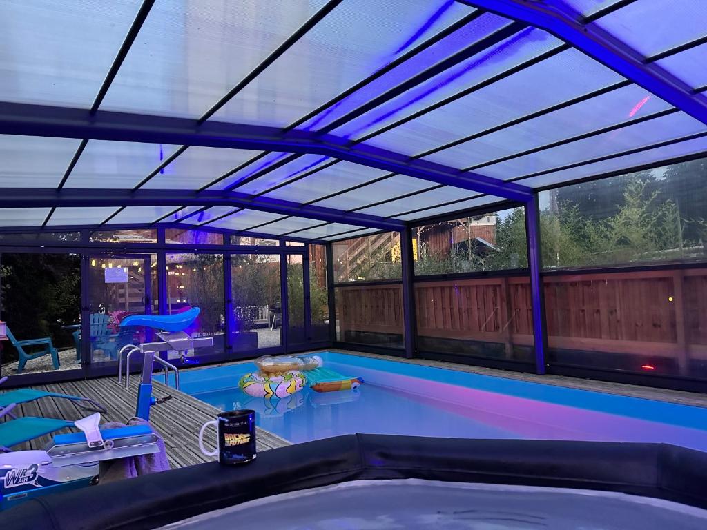Bazén v ubytování Gîte du Silo Epi de Maïs Piscine et SPA nebo v jeho okolí