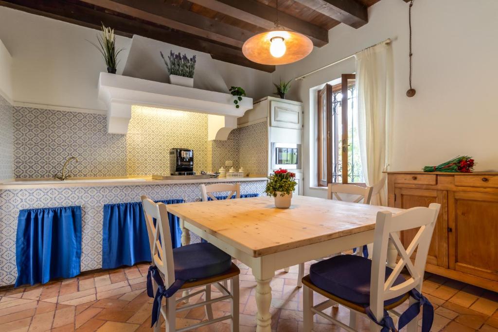 Kuchyň nebo kuchyňský kout v ubytování Casa dei Fiori