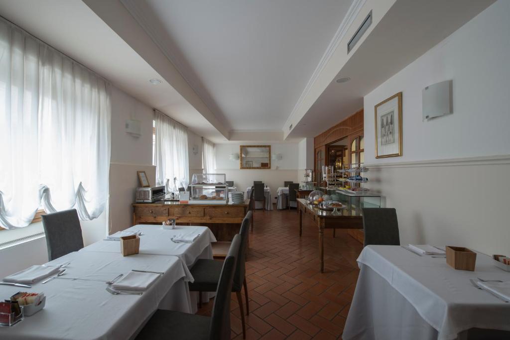 Reštaurácia alebo iné gastronomické zariadenie v ubytovaní Hotel Villa Colico