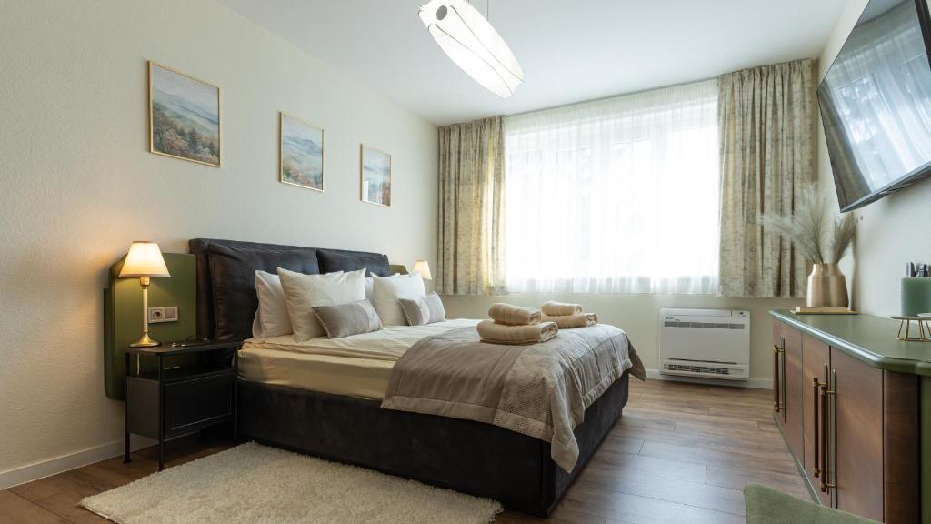 En eller flere senge i et værelse på LIMIDI HOMES --- Spacious Two-Bedroom Apartment in City Centre --- Ideal Location for Exploring Veliko Tarnovo