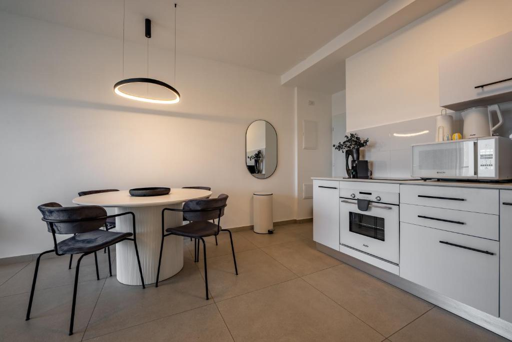 eine Küche mit Tisch und Stühlen in einem Zimmer in der Unterkunft Valencia Apartment - By Harim in Eilat