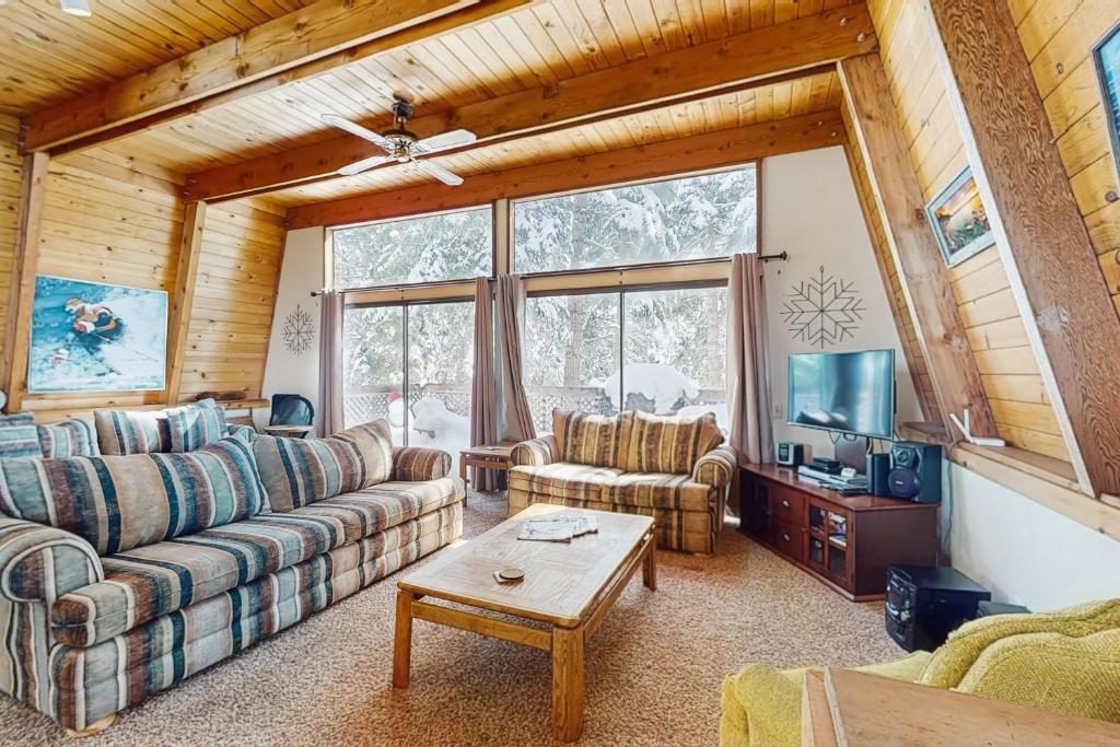 Posezení v ubytování Retro Family Gathering Home in Tahoe Donner
