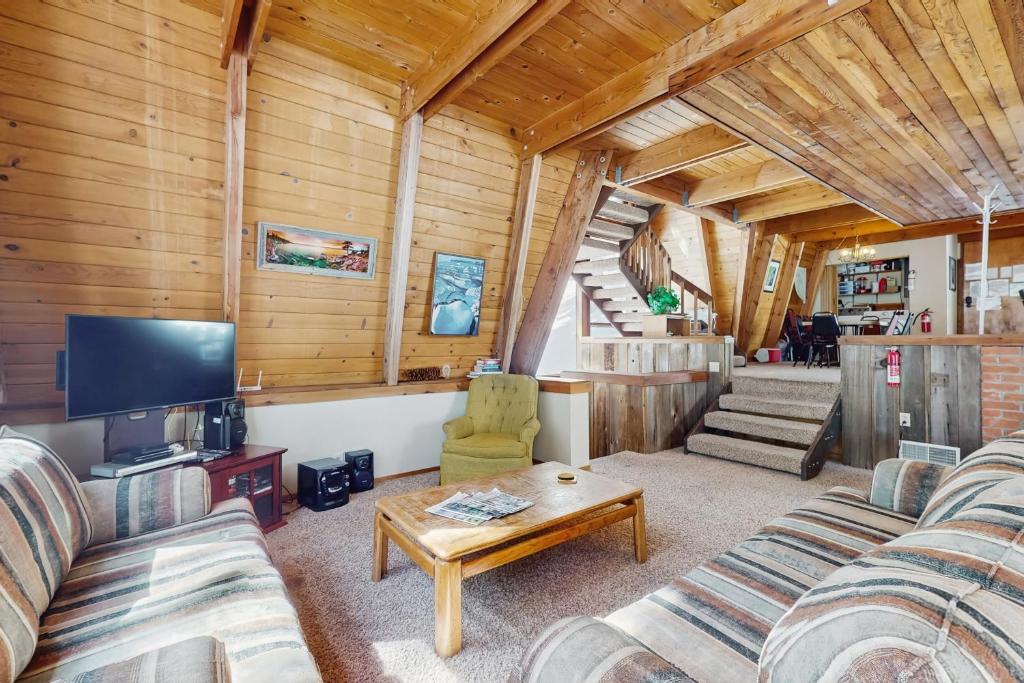 Posezení v ubytování Retro Family Gathering Home in Tahoe Donner