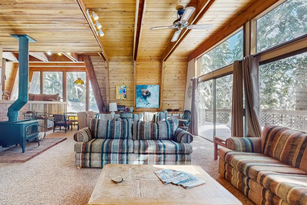 Posezení v ubytování Retro Family Gathering Home in Tahoe Donner