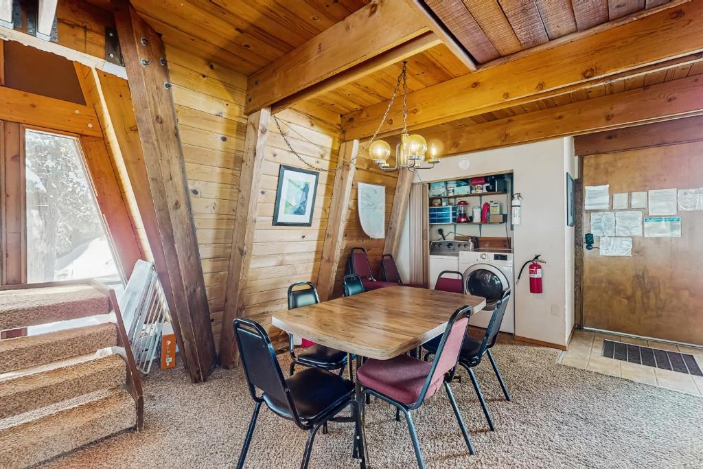 Posezení v ubytování Retro Family Gathering Home in Tahoe Donner