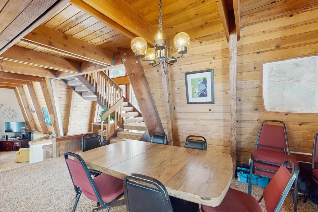 Posezení v ubytování Retro Family Gathering Home in Tahoe Donner