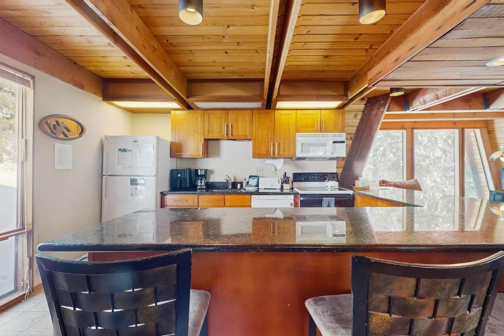Kuchyň nebo kuchyňský kout v ubytování Retro Family Gathering Home in Tahoe Donner