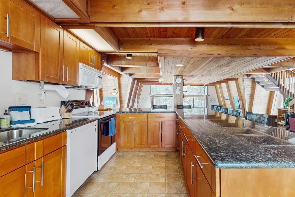 Kuchyň nebo kuchyňský kout v ubytování Retro Family Gathering Home in Tahoe Donner