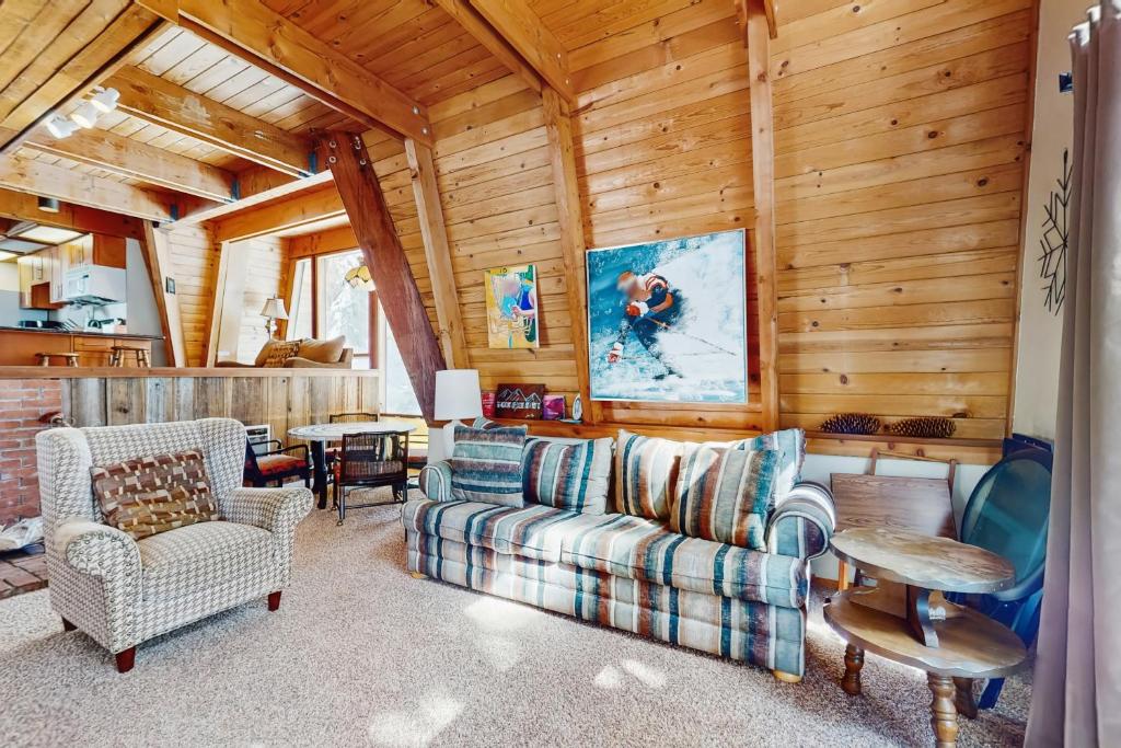 Posezení v ubytování Retro Family Gathering Home in Tahoe Donner