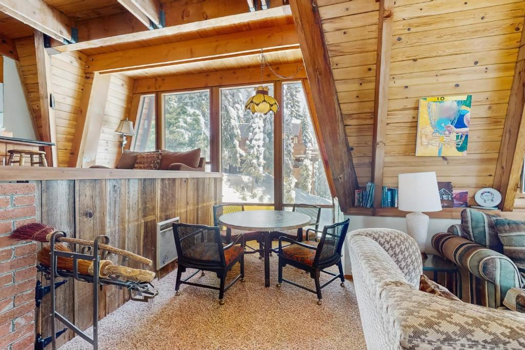 Posezení v ubytování Retro Family Gathering Home in Tahoe Donner