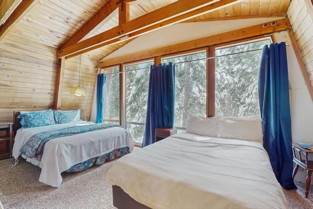 Postel nebo postele na pokoji v ubytování Retro Family Gathering Home in Tahoe Donner