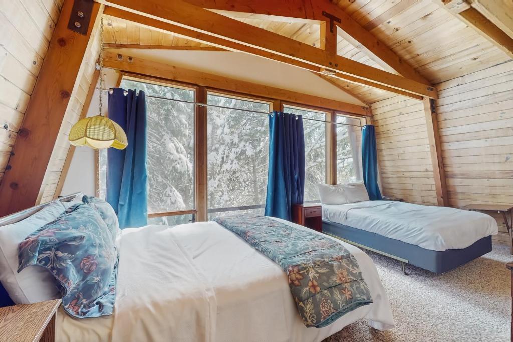 Postel nebo postele na pokoji v ubytování Retro Family Gathering Home in Tahoe Donner