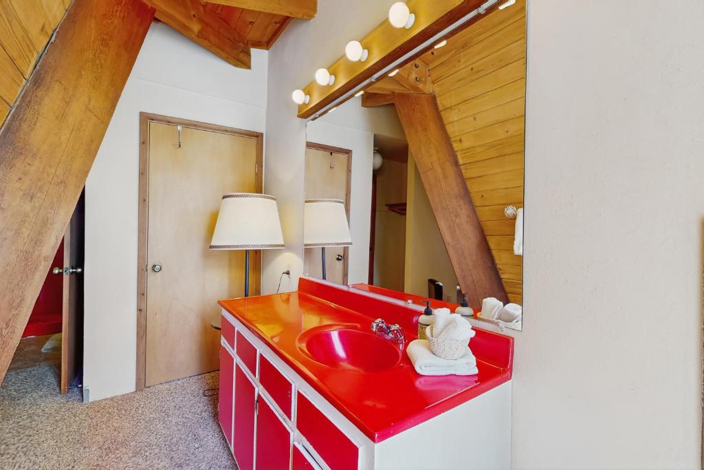 Fotografie z fotogalerie ubytování Retro Family Gathering Home in Tahoe Donner v destinaci Truckee