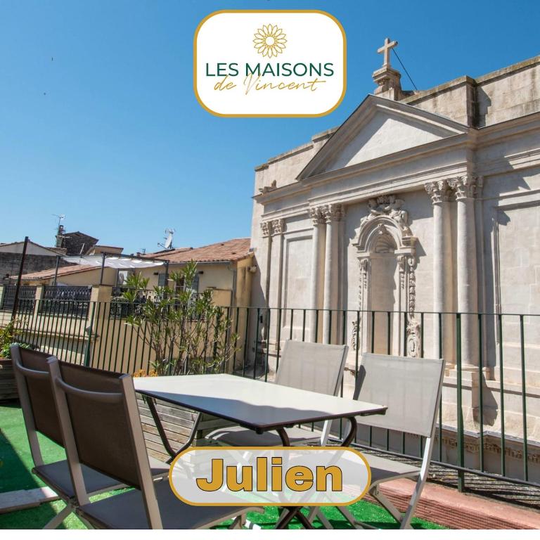 une table et des chaises devant un bâtiment dans l'établissement Julien - Terrasse avec vue époustouflante, à Arles