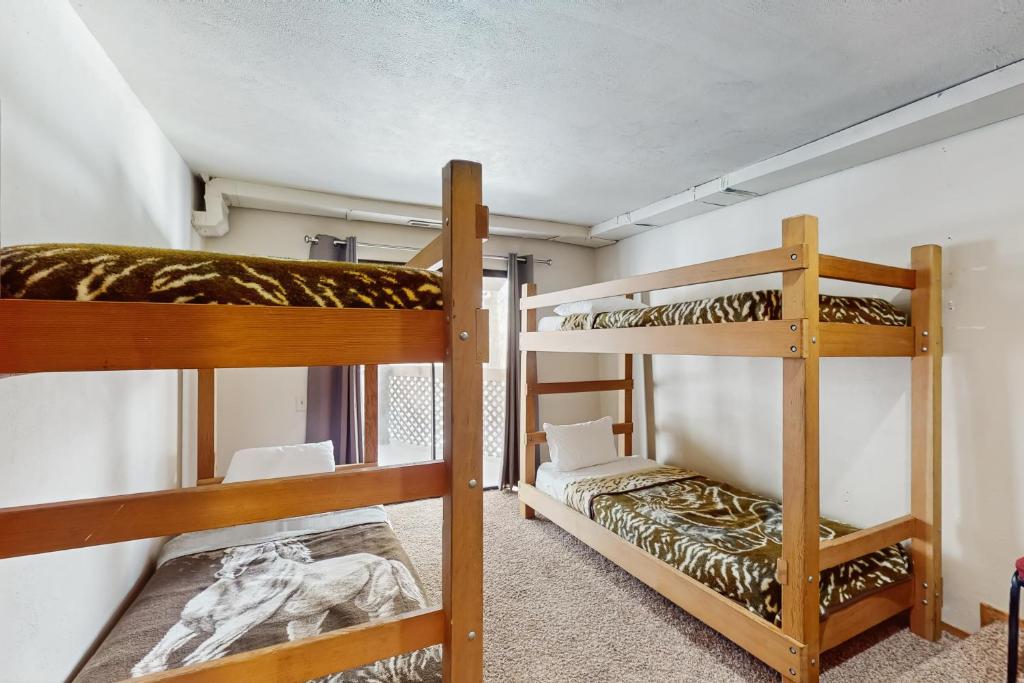 Postel nebo postele na pokoji v ubytování Retro Family Gathering Home in Tahoe Donner