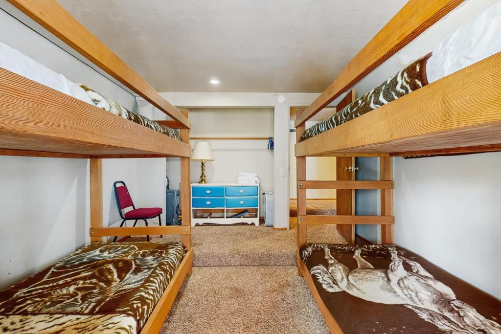 Postel nebo postele na pokoji v ubytování Retro Family Gathering Home in Tahoe Donner