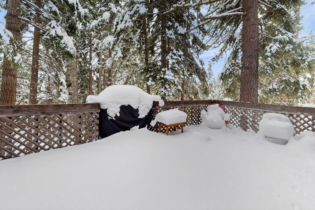 Retro Family Gathering Home in Tahoe Donner v zimě