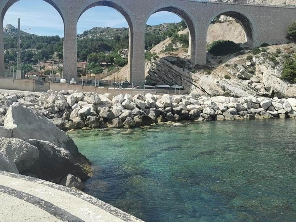 une rivière avec un pont en arrière-plan dans l'établissement Cabanon dans la calanque de la Vesse, à Le Rove