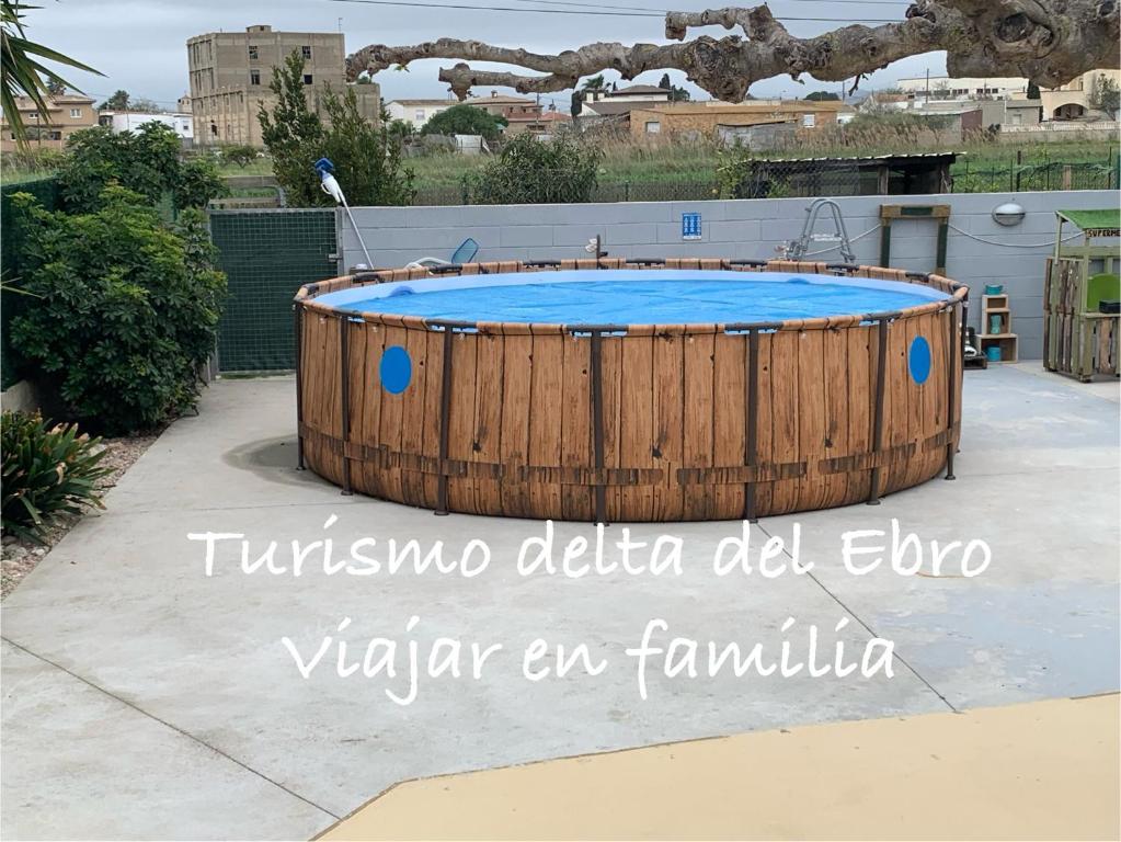 Fotografia z galérie ubytovania Casa Enric , con zona infantil, piscina y parking privado v destinácii Deltebre