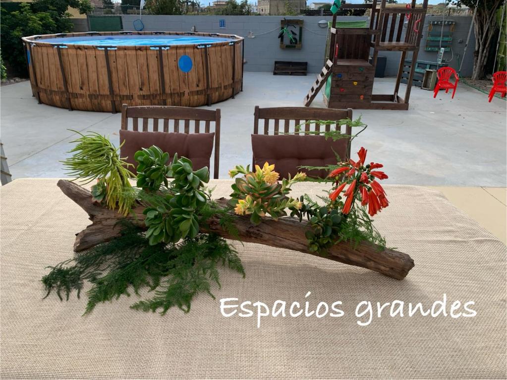 Vonkajšia záhrada v ubytovaní Casa Enric , con zona infantil, piscina y parking privado